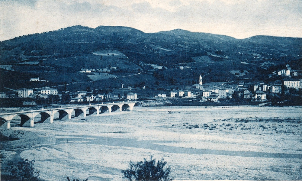  Panorama di Calestano in una cartolina postale degli anni Trenta del Novecento (Parma, Collezione privata)